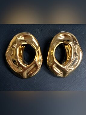 Freeform hammered gold tone earrings - NWOT